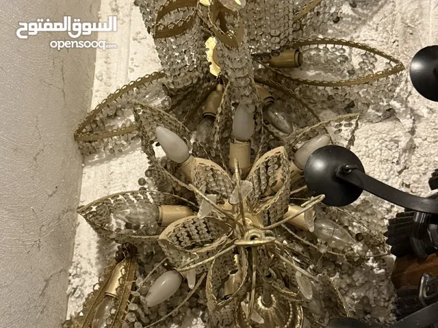 للبيع: أربع ثريات نحاس أنيقة + ثريا فاخرة مناسبة لمدخل فيلا