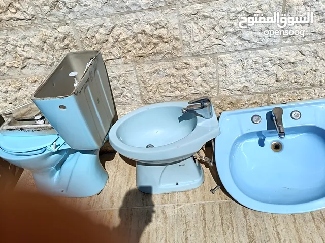 "حمام وشطافه ومغسله عمود " مستخدمين بحالة ممتازه مع "حنفباتهم والنياغرا والبرابيش" .