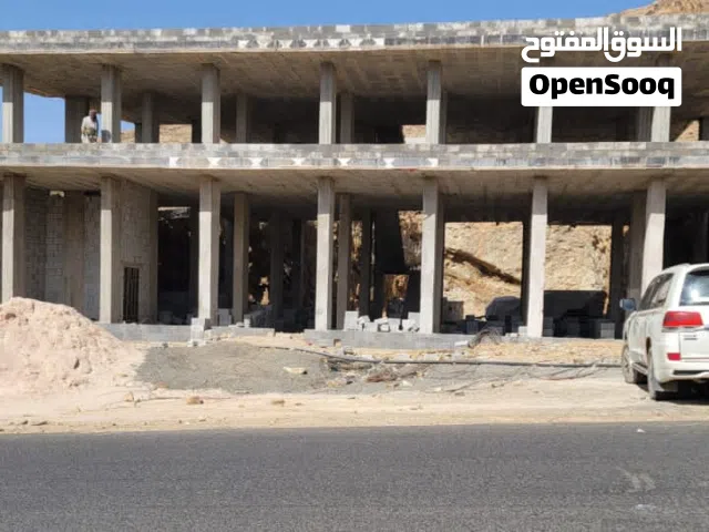 مجمع تجاري مطعم بقاله زيوت مواقف للبيع خط صنعاء. تعز على الشارع الرئسي.