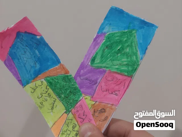 فواصل كتب مصنوعه يدوي،تحتوي شِعر تعزز عالم الكتب ملونه ومرسومة بدقة