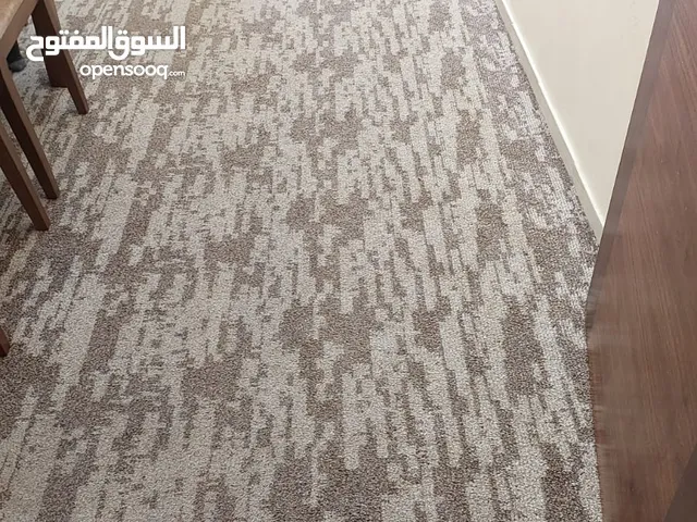 طقم كنب سبع مقاعد مع طاولة خشب والسجاد بطول 3*7 استعمال خفيف للبيع بسعر 250