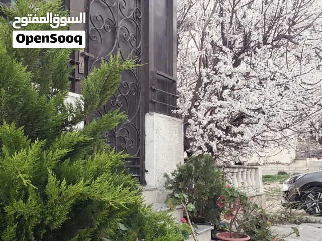 شقة ارضية الجبيهه حي ام زويتينة مع ترس