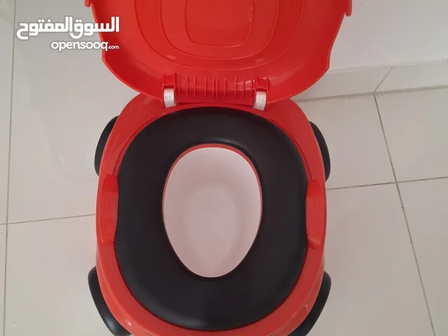 بانيو للاستحمام و مقعد لتعليم الرضيع ..