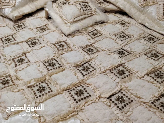 طقم سرير عرايسي مشكوك ثقيل مع كوشن مربعة محشية و وجهين مخدة بحالة ممتازة