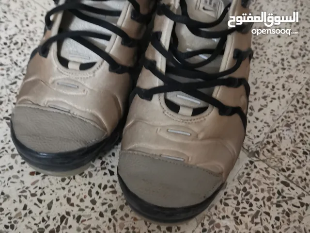 حذاء نايك اصلي مستعمل اقل من اسبوعين   فقط للي بفهم بابالحذاء