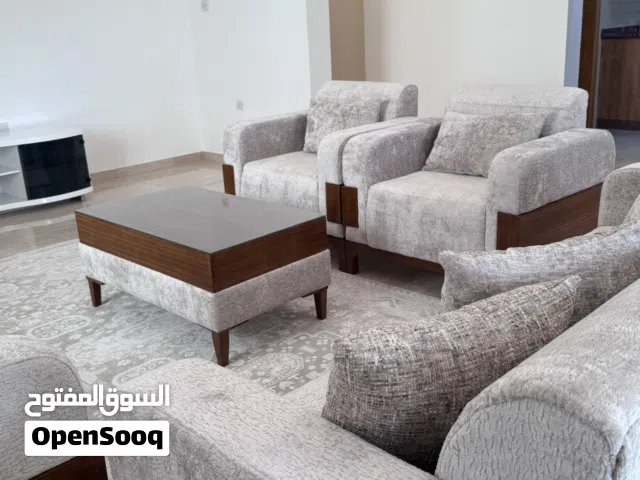 للإيجار – شقة طابق أرضي كامل بمدخل وجراج وفناء خاص.