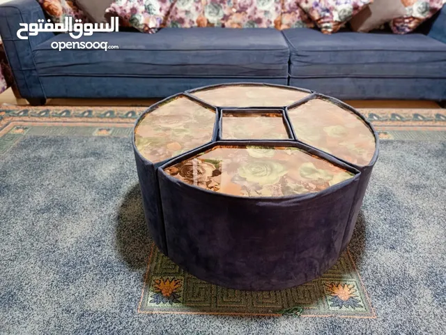 غرفة جلوس مع مقعدين مفرد
