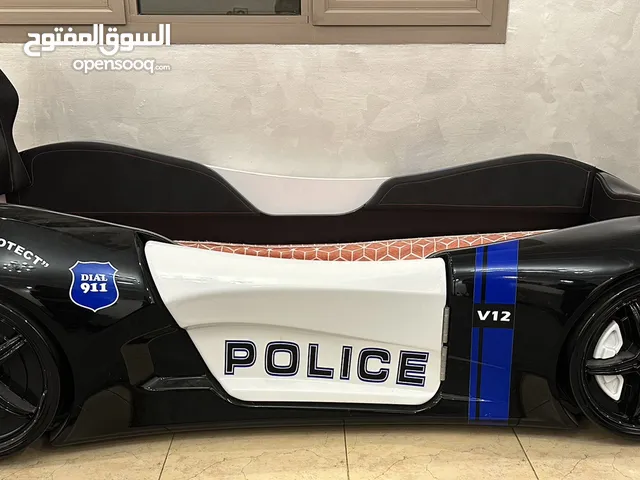 سرير اطفال على شكل سيارة شرطة