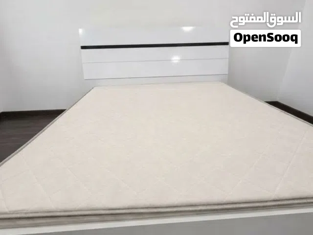 للبيع سريرين بحالة ممتازة جدًا  سرير مزدوج أبيض مع مرتبة نظيفة    سرير أطفال أبيض مع ادراج