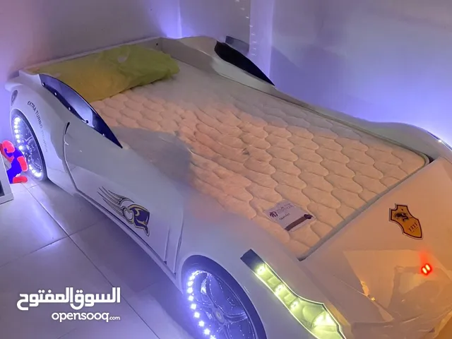 سرير أطفال على شكل سيارة للبيع بحالة ممتازة لون ابيض مع اضاءة و موسيقى