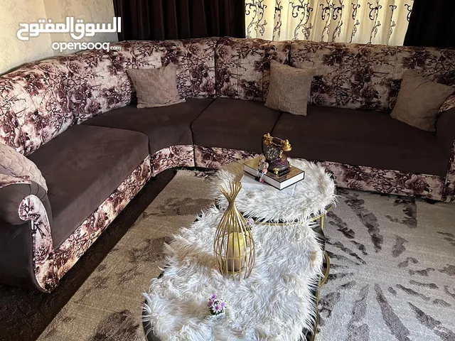 طقم كنب ومرجيحه وستائر بحاله ممتازه جدا