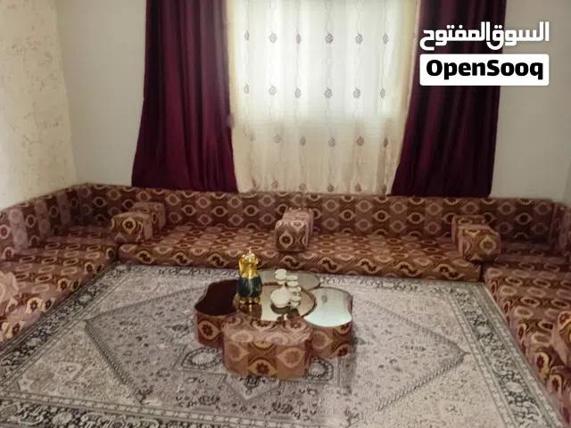 جلسة مع موكيت مع قطعة سجادة مع برداية استعمال عرسان جديدة