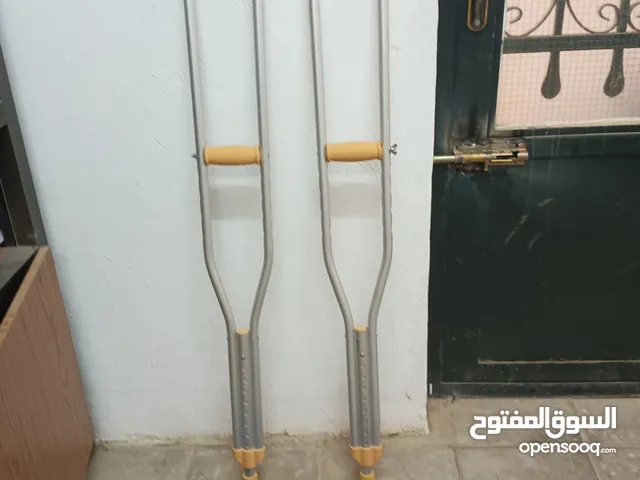 عكازات مشي مع حذاء للجبيرة استخدام مرة واحدة فقط