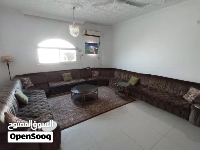 طقم كنب وطاولات للبيع وهناك سجاد