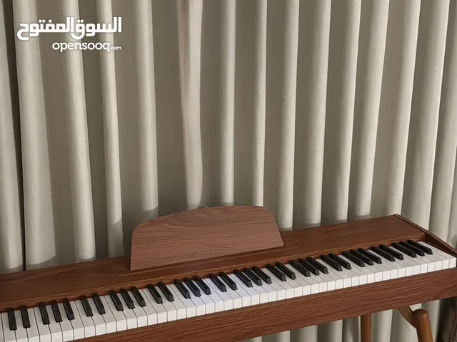 بيانو خشبي نظيف للبيع