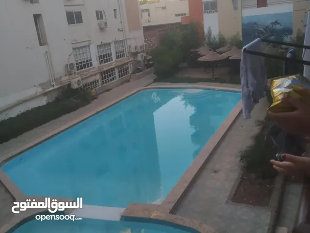 شقه مودرن للبيع بالعفش بالغردقه 96 غرفتين وطرقه طويله وصاله كبيره وحمام ومطبخ مفتوح السعر 6مليون