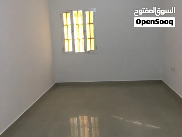 للإيجار شقة في الخوير 33  بالسوق التجاري مكيفة بالكامل 150ريال