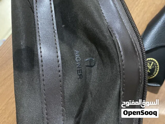 شنطة يد نوع ايجنر لون بني انيق ومرتب تصلح للشباب وللبنات