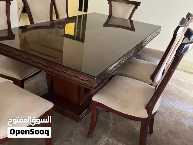 طاولة طعام خشبية مع السجادة السعر قابل للتفاوض