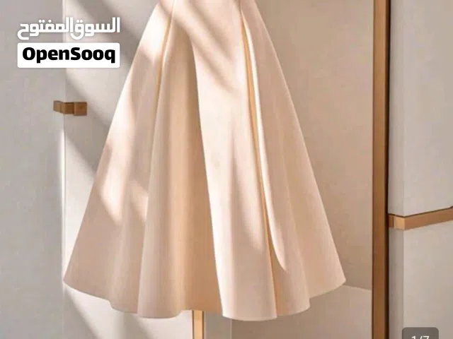فستان نسائي أنيق وعملي للمشاوير والدوام، بلون سادة، مع ياقة مقصوصة (على شكل سبعة بقبة)، وأكمام قصيرة