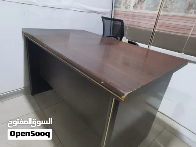 ثلاثه مكاتب مستخدمه مع الكراسي بسعر عرطه