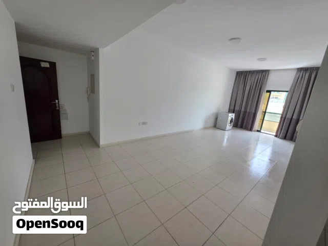 غرفة وصالة مميزة بموقع حيوي وقريب من جميع الخدمات و مجددة بالكامل في الراشدية عجمان