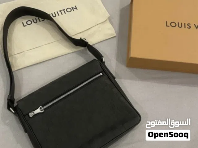 جنطه كروس بودي LV رجالي أصليه بكامل الملحقات والضمان الاصلي والفاتوره
