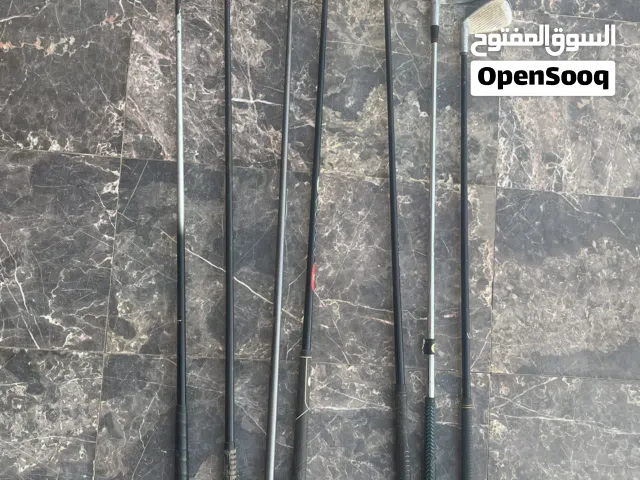 مضارب غولف مع كرات ومسامير بسعر مغري