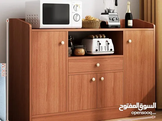 خزانة عملية مع مقابض خشبية بسيطة وأنيقة  تصميمها يجمع بين المساحات المغلقة والرفوف المفتوحة لسهولة