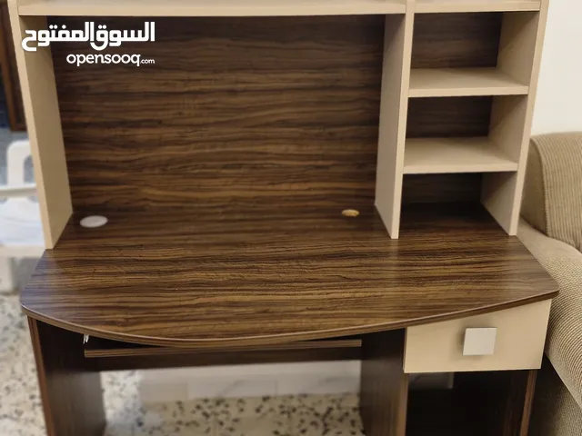 مكتب و 2 أسرة وكومودينو في حالة ممتازة