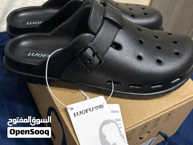 كروكس Luofu , لون اسودّ قياس 44 وممكن يلبس 43