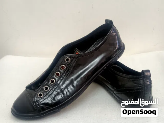 حذاء رياضي نساني من احذيه Prada