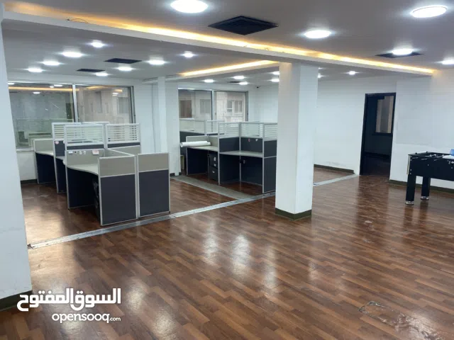 مكتب فاخر مساحة 400 متر ديكورات كاملة علي شارع تدفئة تبريد مركزي انارة كاملة ارضية باركية كافة خدمات