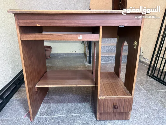 طاوله مكتب للبيع مستعمل لون بني