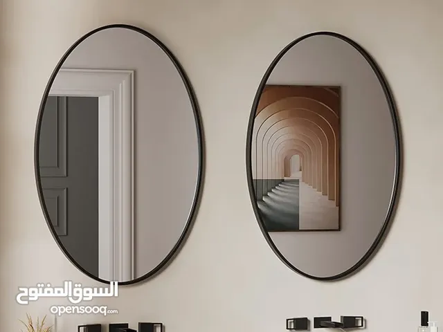 مرآة سوداء جميلة وثقيلة وبحالة جيدة جدا