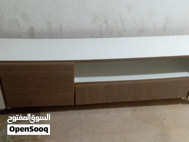 طاوله او خزانه بتنحط تحت التلفزيون وهي مستعمله بس نظيفه