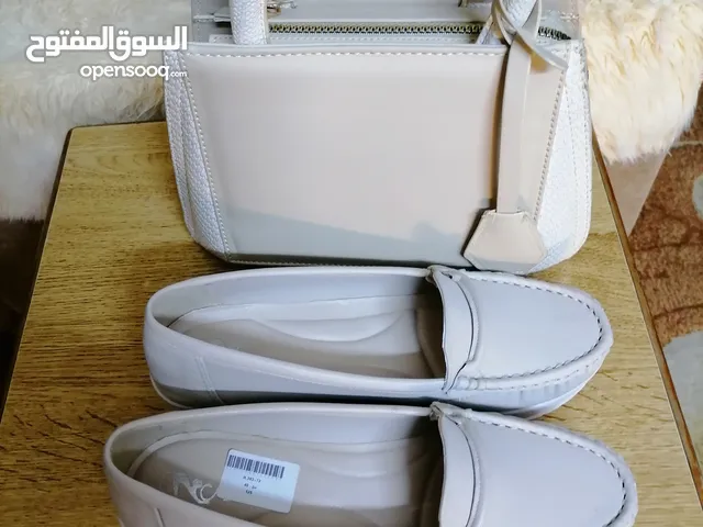 شوز ستاتي لون بيج مقاس 40 جديد وبسعر 5 بالاضافه الشنته لون بيج وبسعر 5