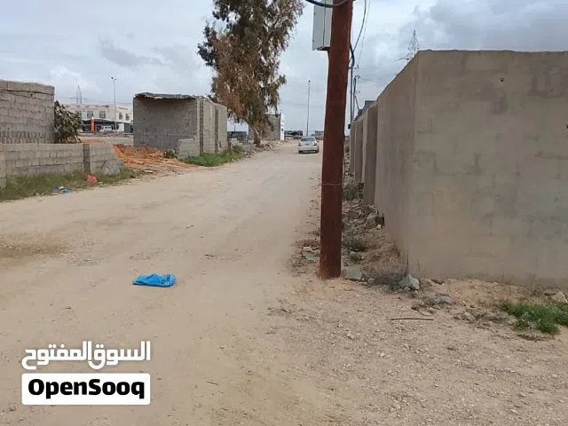 يوجد ارض للبيع مساحة آلأرض 330م تبعد على الطريق تقريبا 150م قريبة على جميع الخدمات