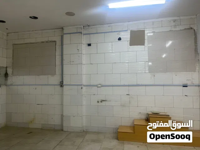 فرصة مميزة للاستثمار، محل تجاري للإيجار بموقع حيوي على شارع 16 الرئيسي. موقع نشط يضمن حركة مستمرة