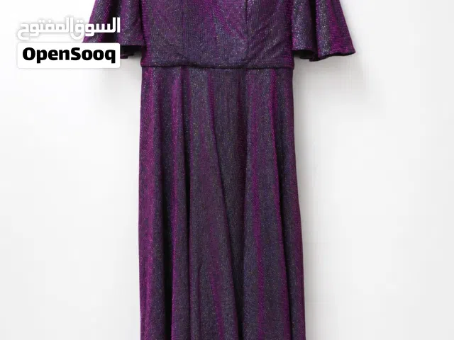 فستان سهرة لوريكس (Lurex) أو فستان ماكسي ميتاليك (Metallic Wrap Maxi Dress)، ويتميز بخامته اللامعة