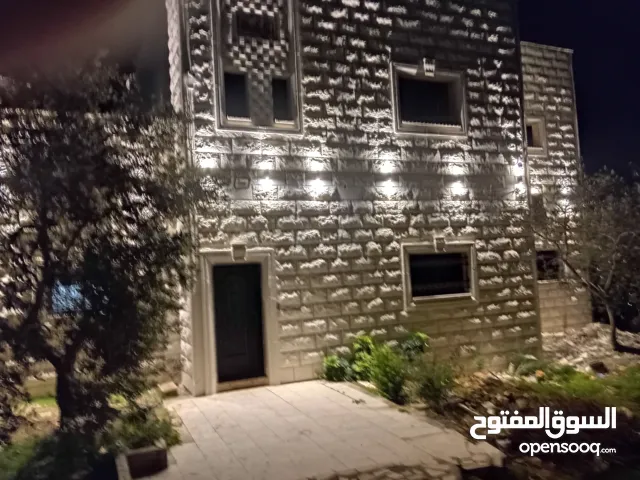 ارض سكنيه للبيع مساحه الارض 2 دنم و 800متر كل طابق 200 بيت حجر بيت مكون من طابقين كل طابق 200 متر