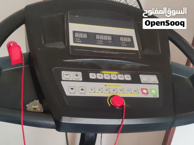 هذا المنتج عبارة عن جهاز مشي كهربائي طراز OMA-3201EAM من DESC.