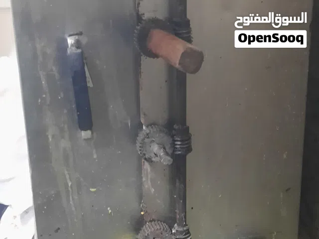 ثلاجة سلطات مع زجاج فاترينا وشوايه تحمير 4 سياخ للبيع مستعملات بسعر حرق