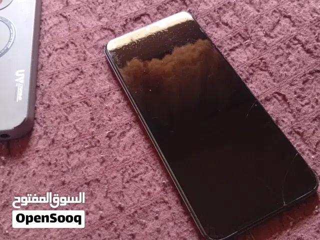 هاتف تكنو بوب أسود بحالة جيدة سعة 64 جيجابايت - عمر 1-2 سنة مع ثلاث كفرات قابل للتفاوض