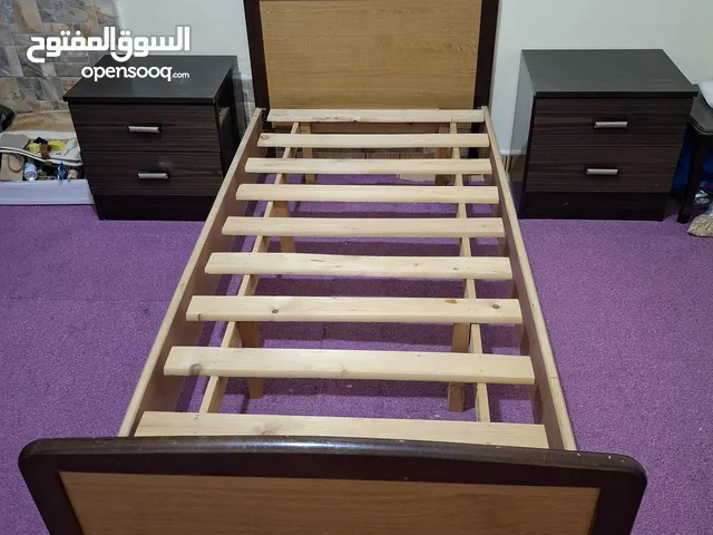 تخت مفرد بحالة ممتازة للبيع بسبب السفر
