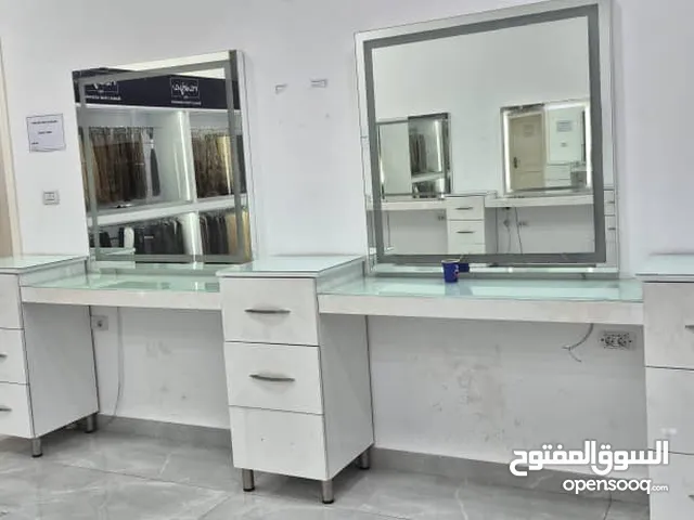 دولاب حالته ممتازة متع كوافير معاه 5 مرايات ميشكي منشي