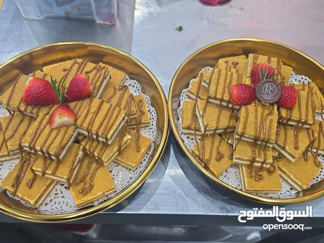 مصنع للبيع بالكامل معدات والعمال وشيفات وسيارات وكل شي ..لا ينقصه شي كل شي موجود لحق او لا تلحق
