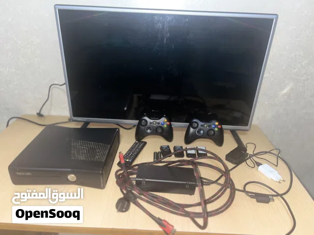 Xbox slim 360 مع يدين للتحكم مع اربع بطاريات لليد اثنتان للشحن واثنتان توضع فيها بطارية 1 شيكل
