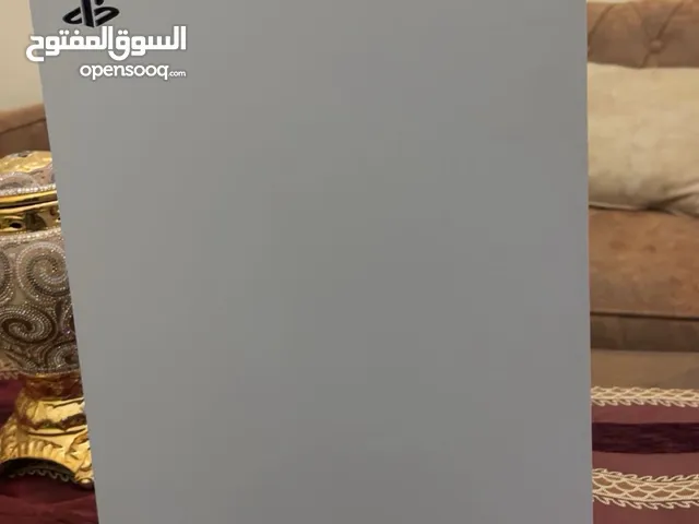 بليستيشن 5 استعمال سنه بدون اي عطل مع وحدتين تحكم وحده صالحه والثانيه فيها عطل