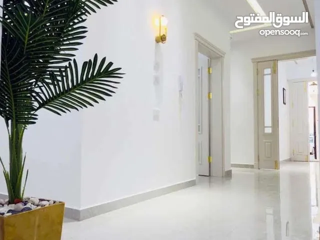 مبني تجاري اداري يتكون من صالتين و3 شقق وملحق يصلح لي الانشطة التجارية ف النوفلين